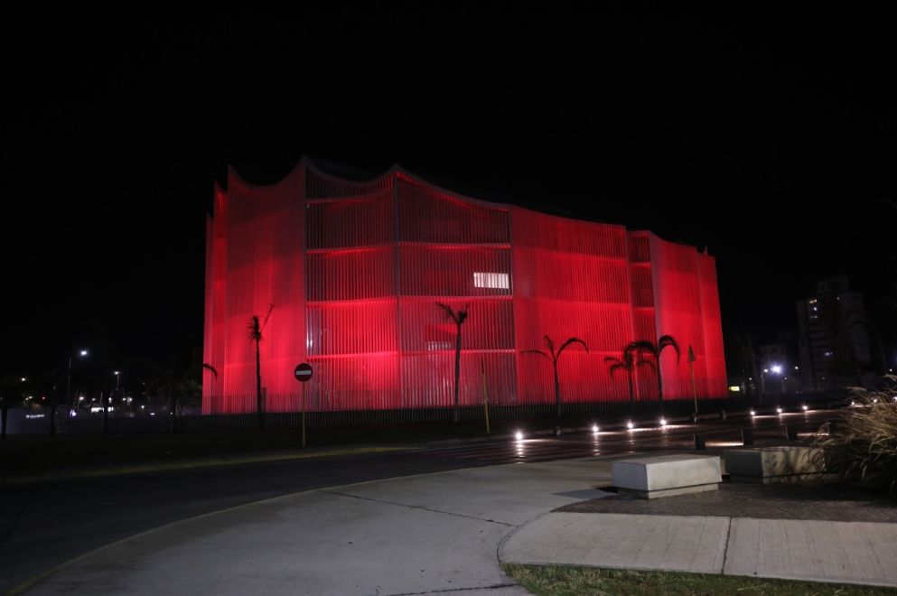 La Legislatura se ilumina de rojo en el Día Nacional del Donante de Sangre