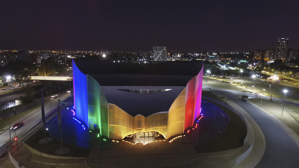 La Legislatura iluminada con los colores de la bandera LGBT+