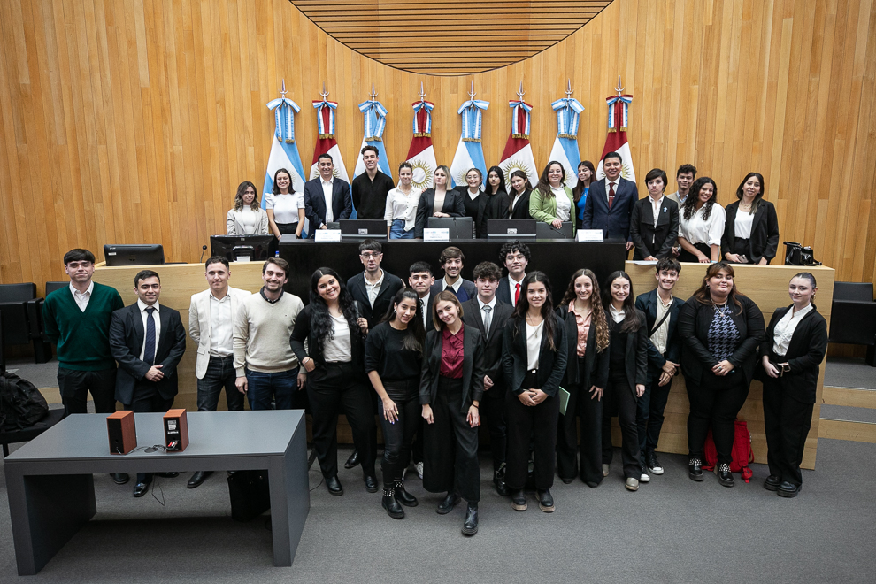 Estudiantes de la Siglo 21 tuvieron la oportunidad de realizar simulaciones parlamentarias